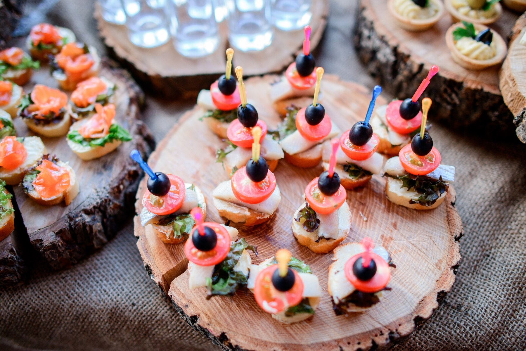 assiettes-bois-servies-collations-legumes-fromage_8353-401