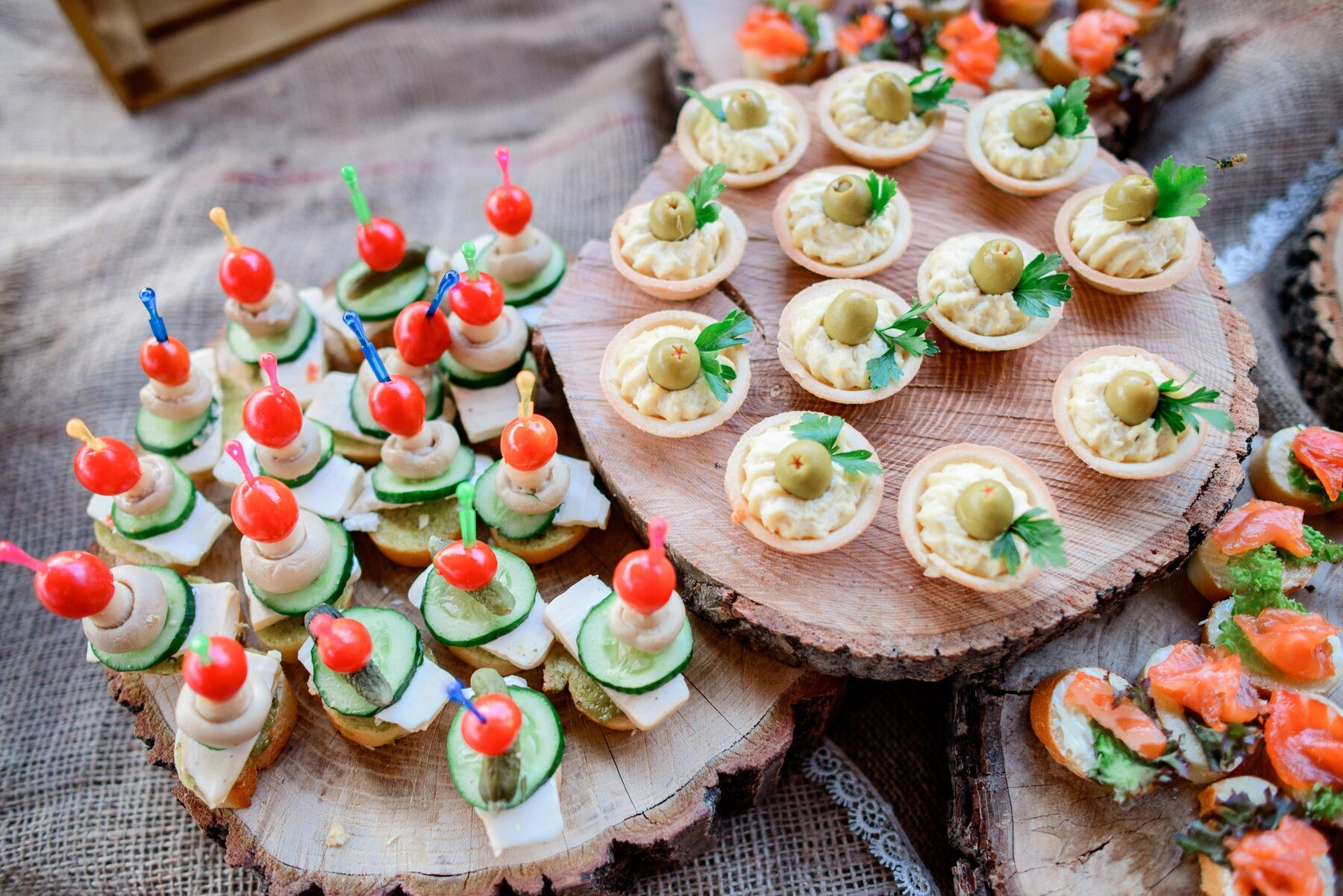 assiettes-bois-servies-collations-legumes-fromage_8353-402