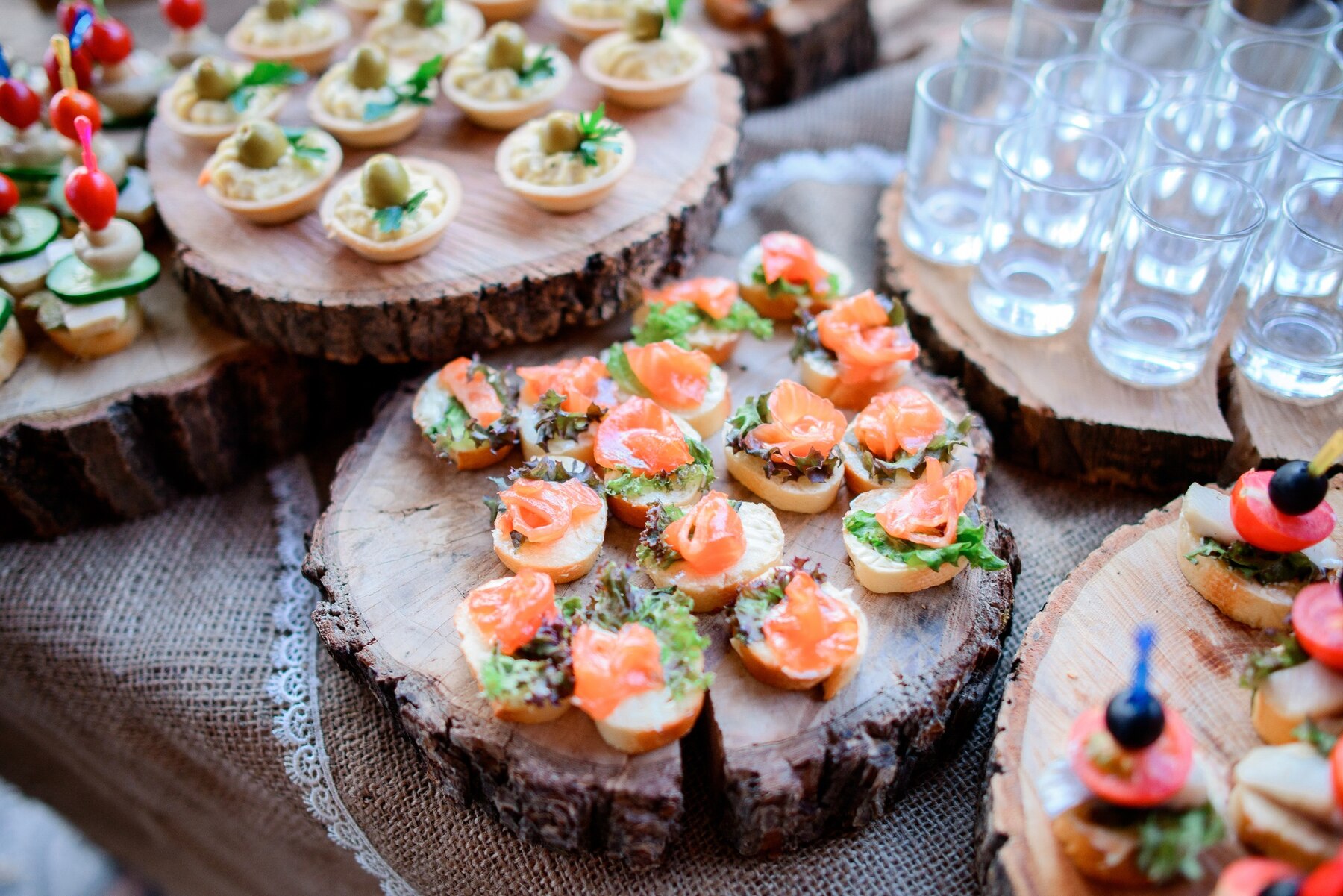 delicieuses-collations-fromage-olives-legumes-marines_8353-400